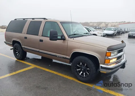 1996 Chevrolet Suburban C1500 z USA, uszkodzony, nr VIN 3GNEC16RXTG152304
